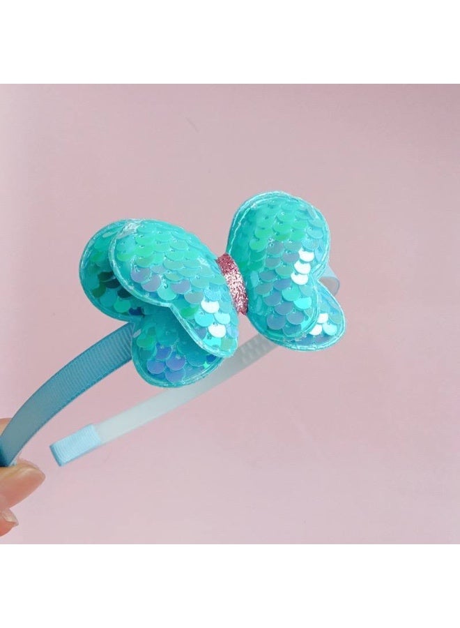 طوق شعر بناتي للأطفال مزين بفراشة لامعة متعددة الألوان، خفيف ومريح على الرأس، مناسب للاستخدام اليومي والمناسبات، ويضيف لمسة مرحة وأنيقة لإطلالة الأطفال. - Image 4